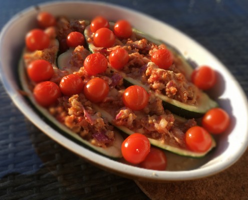 Ostegratinerte squash med kjøttfyll og ovnsbakte cherrytomater