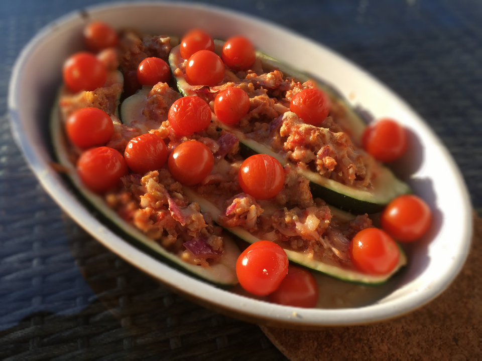 Ostegratinerte squash med kjøttfyll og ovnsbakte cherrytomater